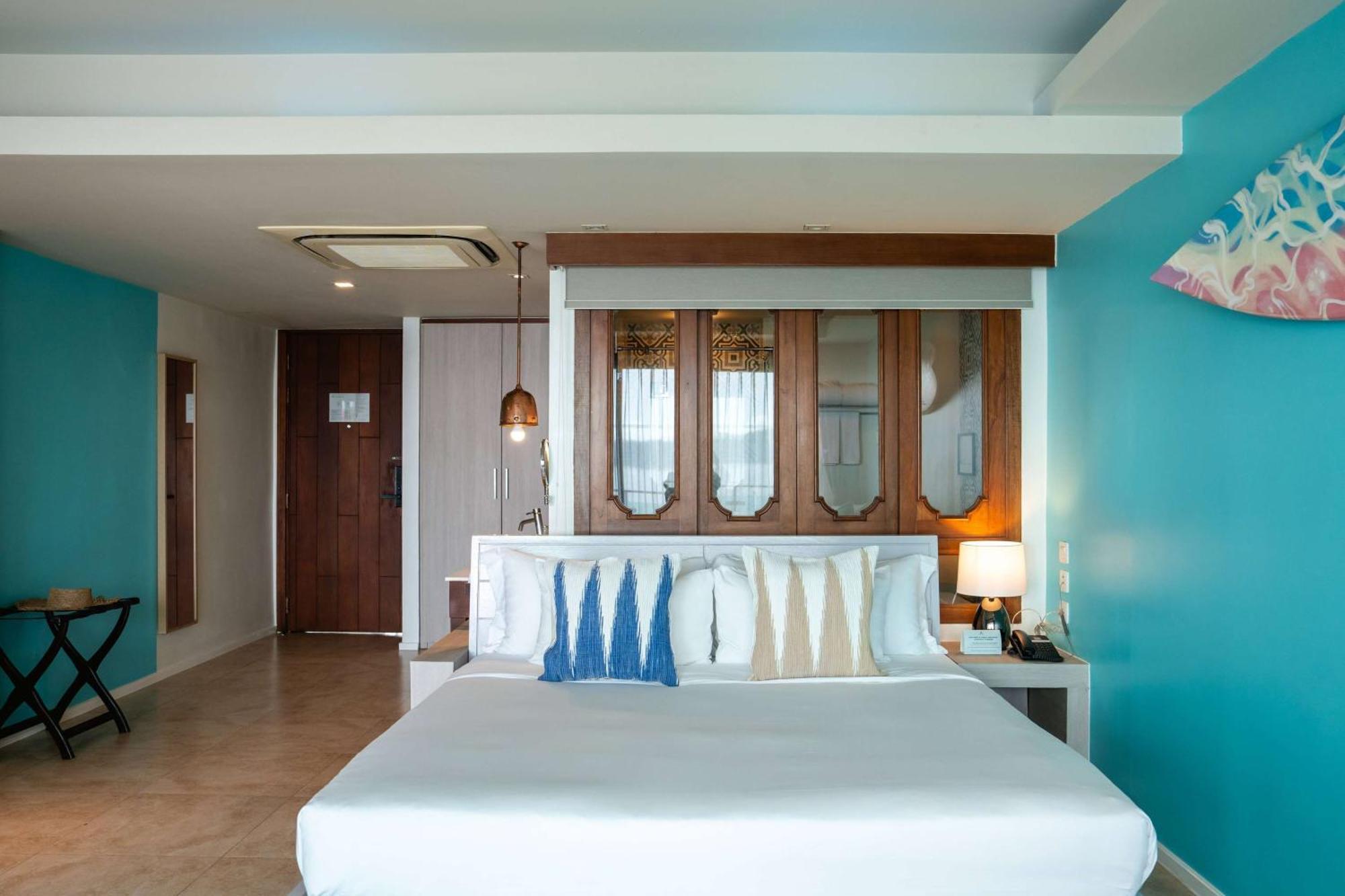 Zenmaya Oceanfront Phuket, Trademark Collection By Wyndham Patong Extérieur photo A bedroom at the hotel